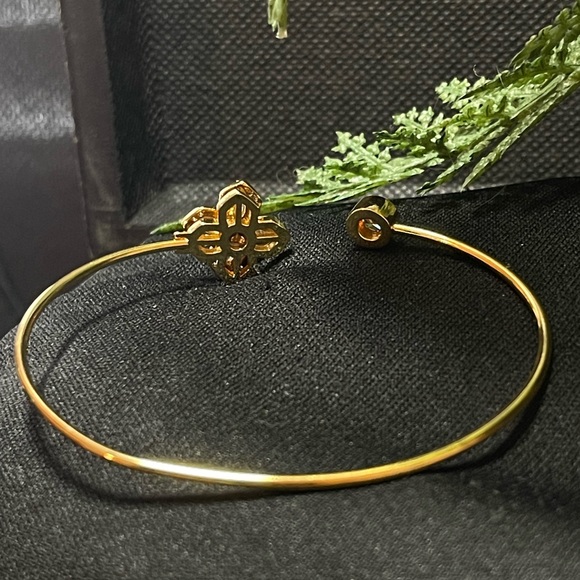 Quincy - Rotate 18K Gold Plated, cubic Zirconia Bracelet. NWT - Picture 4 of 5